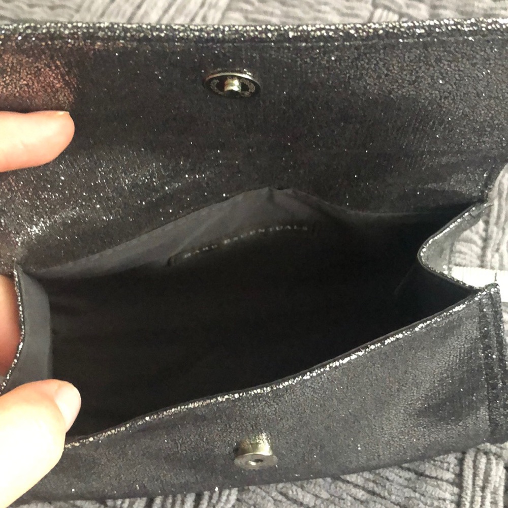 Small but roomy pouch - Picture 3 of 3